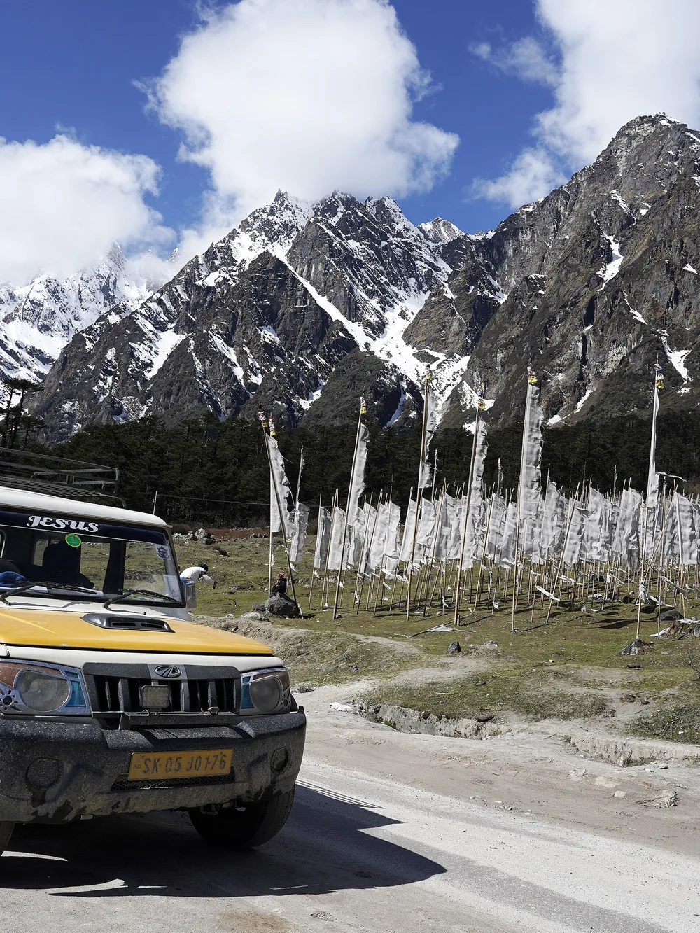 A shared jeep on the road through Yumthang valley, Sikkim