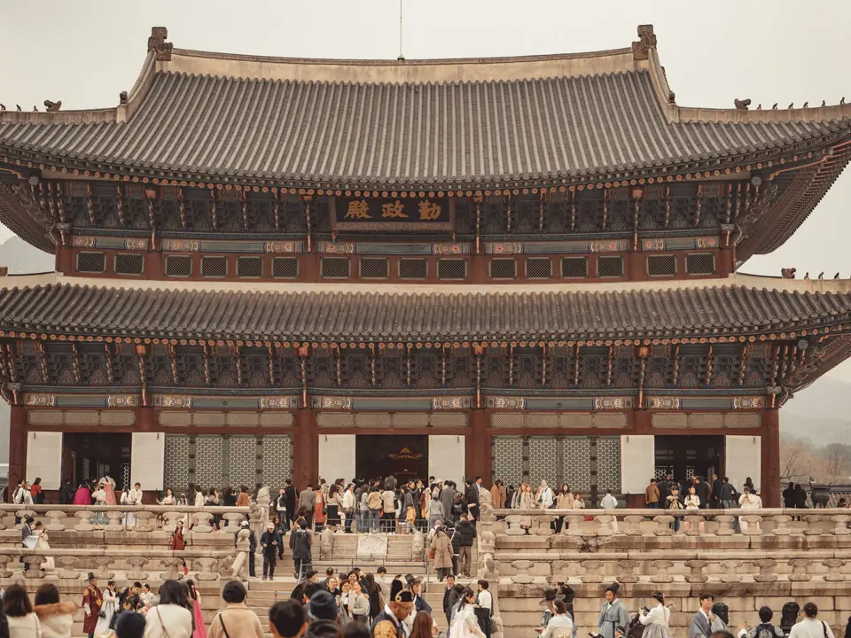 Discover the majestic Gyeongbokgung Palace, a top tourist attraction in Seoul, filled with visitors